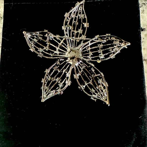 Gorgeous Vintage Rhinestone Brooch in the shape of a Star. - Picture 3 of 3